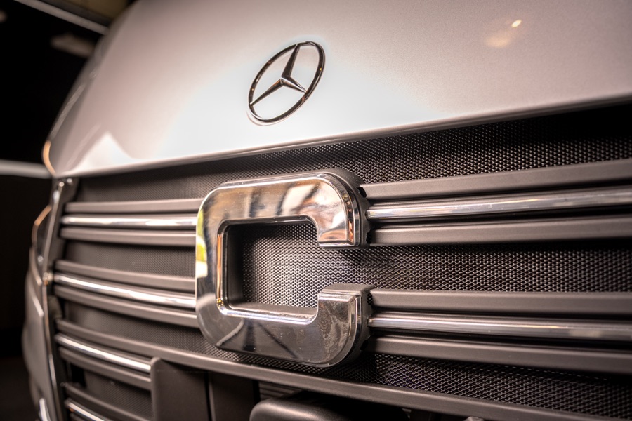 De verchroomde C van Carthago op de grille van de Mercedes-uitvoering