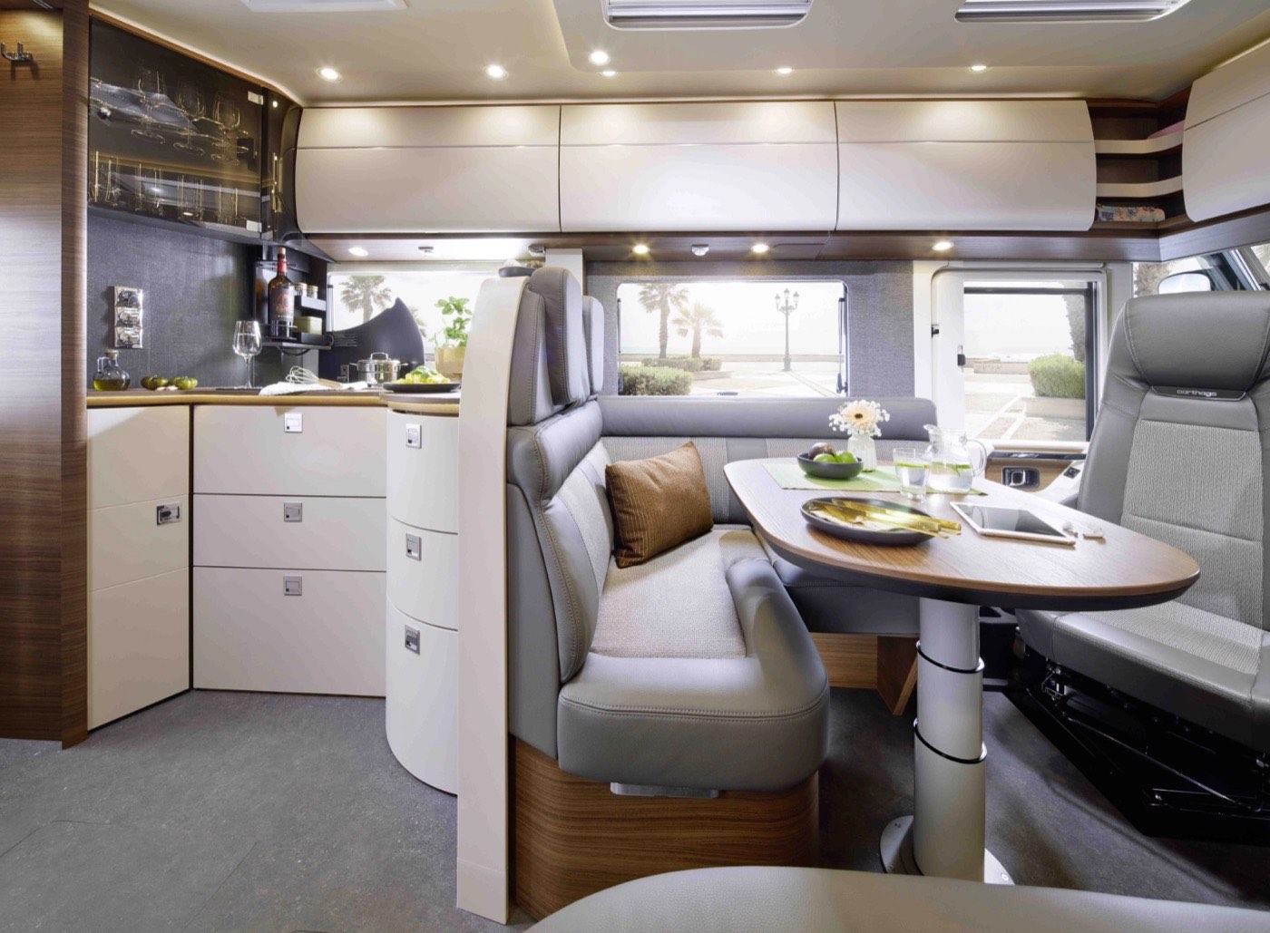 Interieur van de chic c-line met zitgroep, boog van de barkast en doorkijk naar het slaapgedeelte