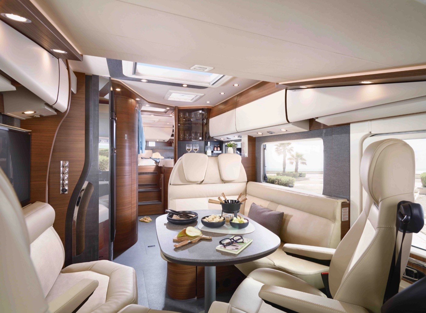 Rustige doorkijk door het chic interieur van de chic c-line in lichte amalfi-uitvoering
