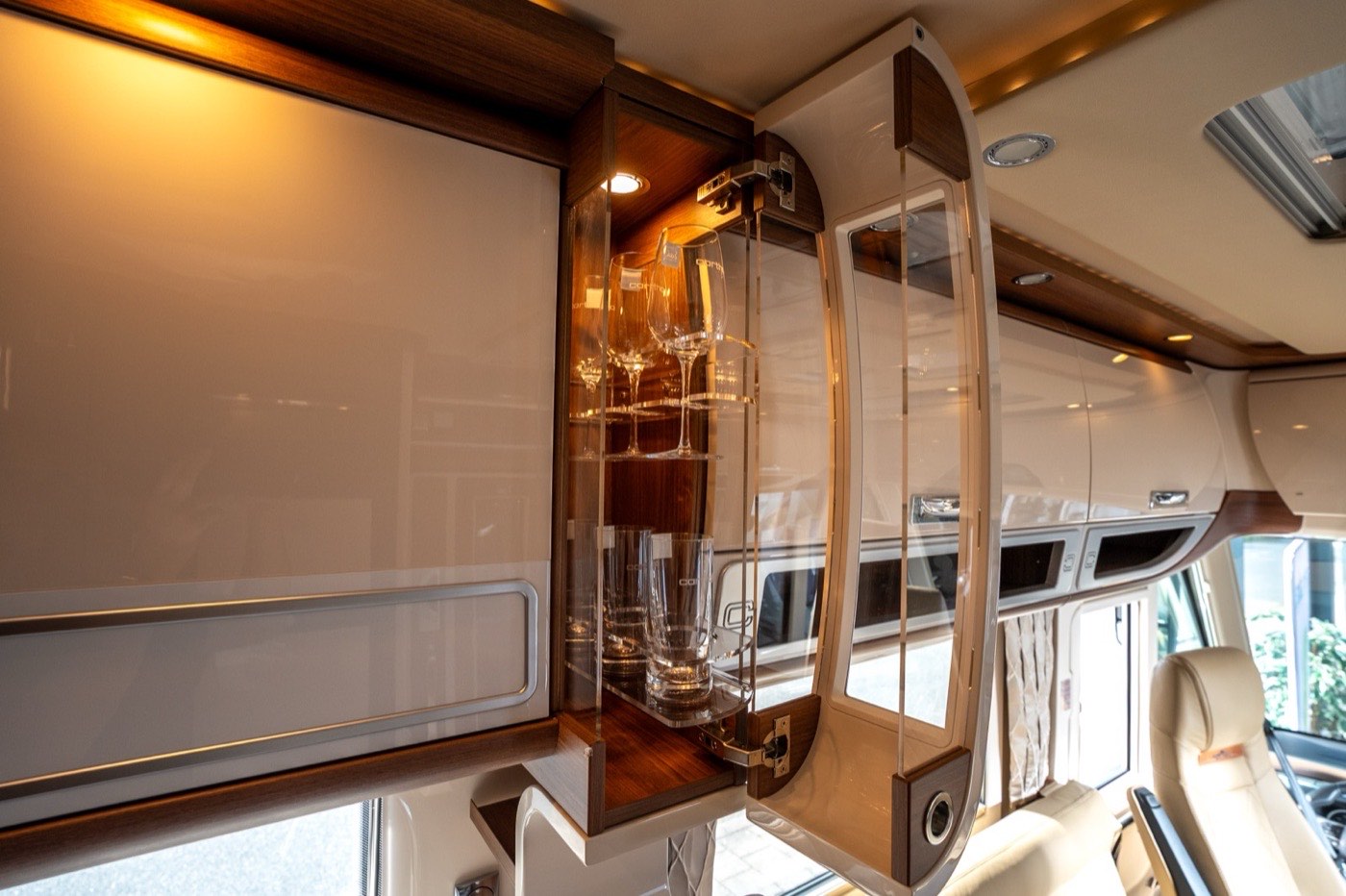 Barkast met glaswerk in de chic c-line, gefotografeerd in de showroom van Stijkel Campers