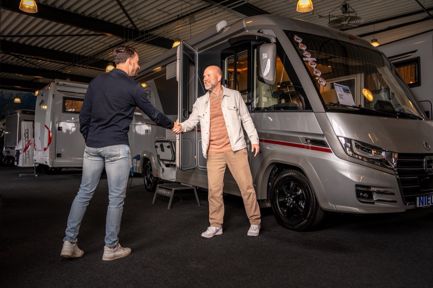Een handdruk voor de Carthago chic c-line in de showroom van Stijkel Campers